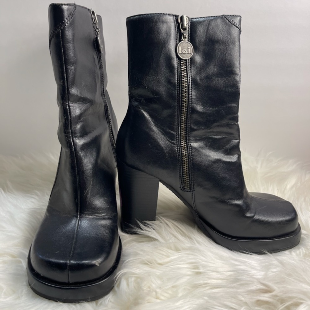 Vintage 90’s LEI chunky platform black ankle boots size 7.5